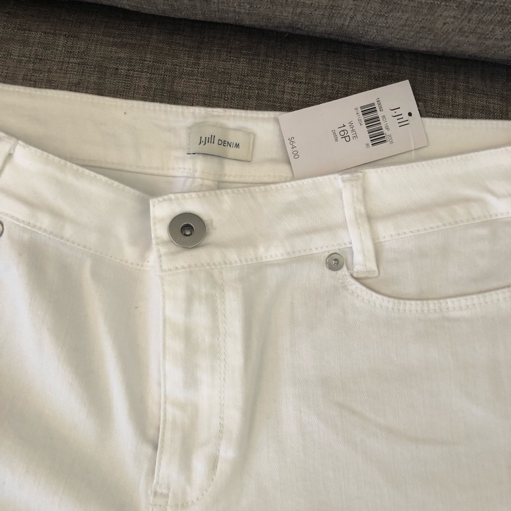 White stretchy NEW WITH TAG shorts - Picture 2 of 4